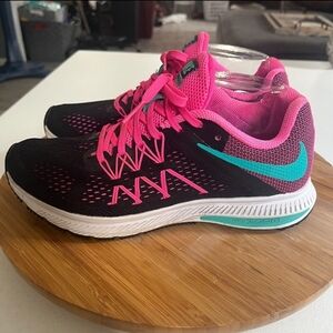 Nike Women's Black and Pink Athletic Shoes